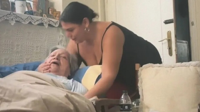 danai-mparka-ragizei-kardies-to-vinteo-me-tin-giagia-tis-toyla-425208