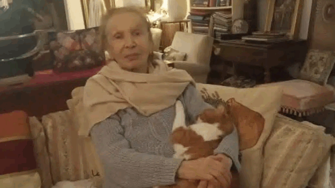 agnoristi-alla-poly-agapimeni-pasignosti-ellinida-i-spania-fotografia-ntymeni-me-paradosiaki-endymasia-419436