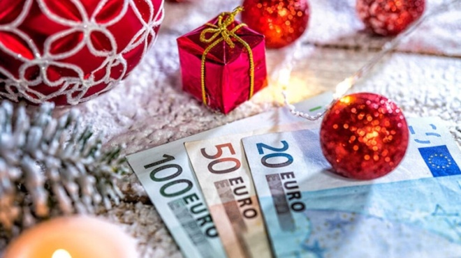 an-eisai-pantremenos-anypantros-chiros-amp-8230-dikaioysai-to-ektakto-epidoma-150-eyro-gia-na-pas-diakopes-ta-christoygenna-425540