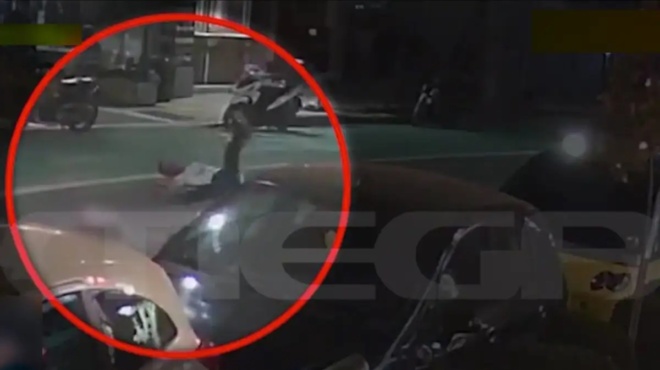 sparazei-o-pappoys-toy-vrefoys-poy-skotothike-sto-trochaio-apo-methysmeno-odigo-oloi-pairnoyn-roycha-sta-eggonia-toys-ego-kathomai-sto-mnima-425840