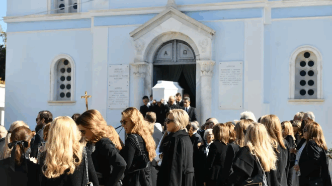 sparaxe-oli-i-ekklisia-to-stefani-poy-esteile-o-nikos-pateras-stin-kideia-tis-marissas-laimoy-amp-8211-eikones-apo-to-teleytaio-antio-420003