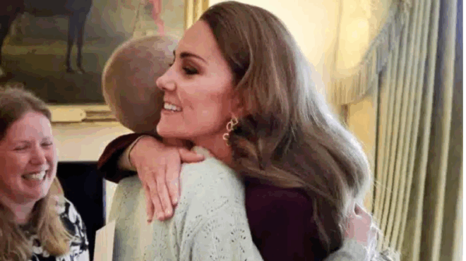 tin-agkaliase-kai-pethane-sygklonismeni-i-keit-mintleton-420148