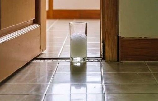 anameixte-xidi-me-alati-se-ena-potiri-topothetiste-to-sto-domatio-opoy-pernate-ton-perissotero-chrono-kai-paratiriste-to-entyposiako-apotelesma-418615