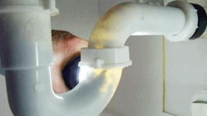 rixte-alati-mesa-stin-toyaleta-kai-tha-katalavete-ayta-den-mas-ta-lene-oi-ydraylikoi-420531