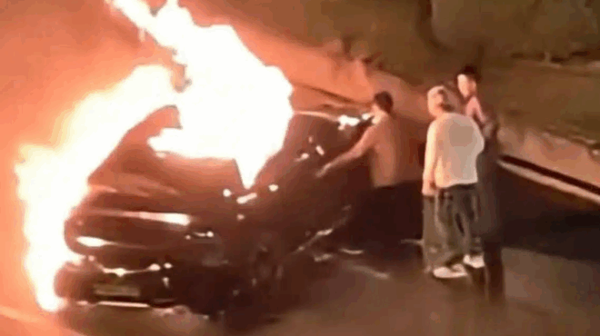 panikos-me-neo-ilektriko-aytokinito-anerchomenis-markas-kollisan-oi-portes-kai-kaike-o-odigos-421148