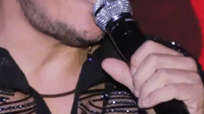 ellinas-tragoydistis-gyrise-spiti-ki-epiase-tin-syntrofo-toy-me-allon-poios-einai-421159