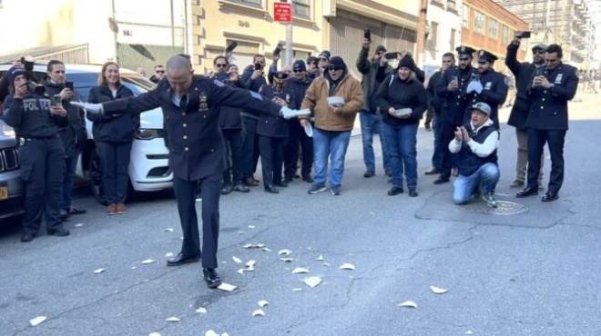 ipa-choreyontas-zeimpekiko-vgike-sti-syntaxi-o-ellinas-dioikitis-tis-astynomias-sti-nea-yorki-deite-vinteo-418818