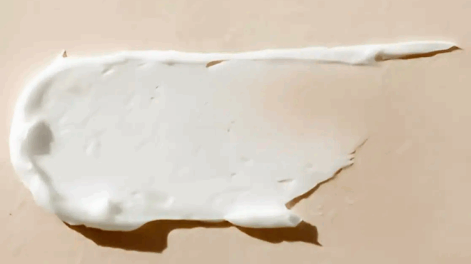 to-monadiko-systatiko-poy-prepei-na-echei-i-krema-sas-gia-na-meiosei-tis-rytides-symfona-me-to-charvarnt-422059