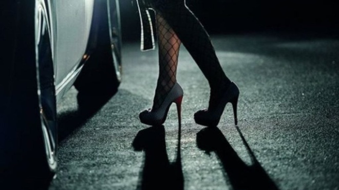 salos-papadia-poy-ta-vradia-vgainei-kryfa-sti-syggroy-kai-parechei-ypiresies-419439