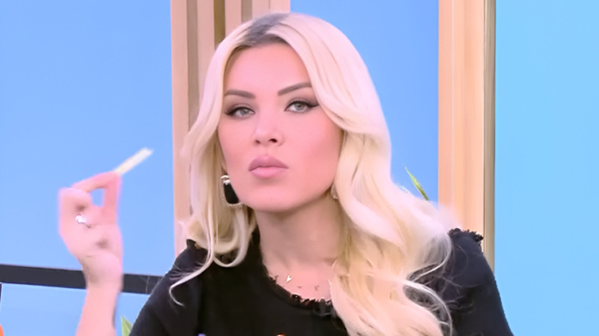 katerina-kainoyrgioy-emfanistike-me-fardia-roycha-alla-i-foyskomeni-koilitsa-den-kryvetai-pia-419552