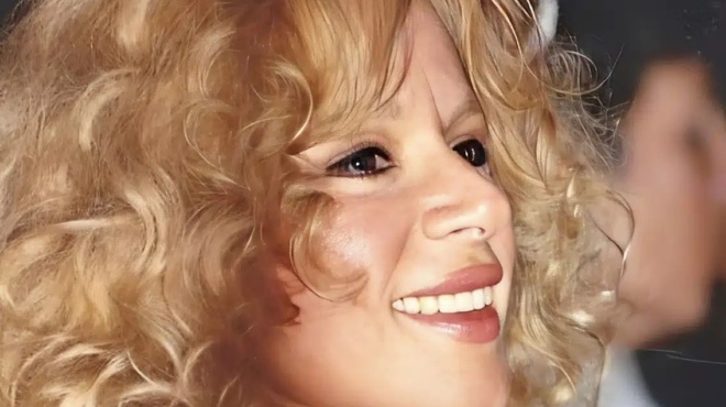 otan-miloyse-moschomyrize-to-stoma-tis-to-kolpo-tis-alikis-voygioyklaki-me-to-aroma-gia-na-moschovola-panta-i-anasa-tis-419593