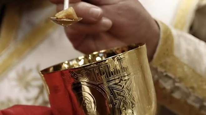 skines-poy-prokaloyn-deos-deite-ti-ekane-enas-iereas-otan-epese-to-iero-diskopotiro-419632