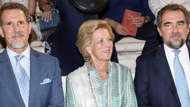 i-pio-aristokratiki-mitera-i-anna-maria-me-toys-gioys-tis-sto-irodeio-ntymeni-kompsi-oso-kamia-alli-419653