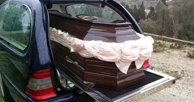 ektakto-tora-tragodia-se-kideia-pateras-pethane-eno-koyvaloyse-to-feretro-toy-gioy-toy-419690