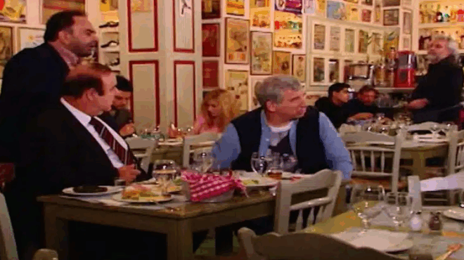 pethane-agapimenos-ithopoios-apo-to-peninta-peninta-kai-to-kafe-tis-charas-kai-den-to-gnorizame-424373