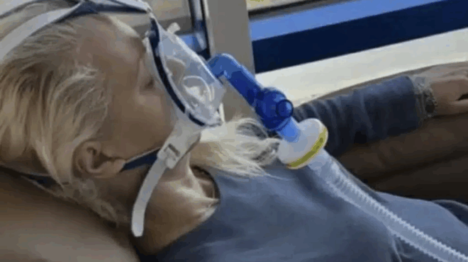 i-katerina-gkagkaki-me-maska-oxygonoy-ti-akrivos-synevi-424522