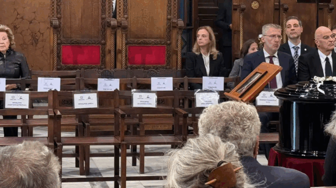 thlipsi-me-tis-adeies-karekles-sti-kideia-toy-dionysi-savvopoyloy-den-pige-kanenas-toys-424546