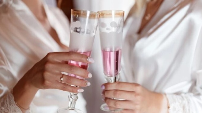 nyfi-methyse-kai-filise-pathiasmena-tin-koympara-sto-gamo-tis-diazygio-zita-o-gampros-to-theoro-apistia-den-mporo-na-to-sygchoriso-420163