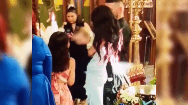 thriler-se-vaftisi-arpaxan-fotia-ta-mallia-tis-nonas-eno-kratoyse-to-moro-sta-cheria-foto-424641