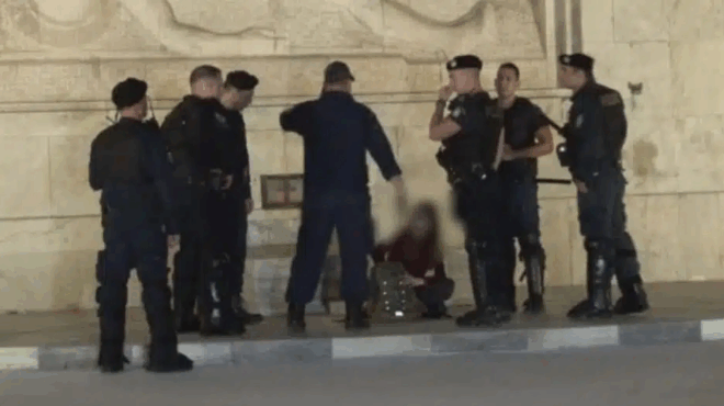 syntagma-prosichthi-kopela-sto-mnimeio-toy-agnostoy-stratioti-kathotan-sto-kenotafio-424839