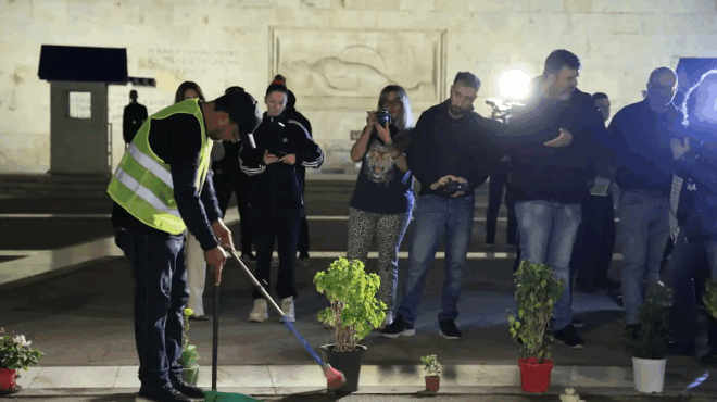 panos-roytsi-kai-zoi-konstantopoyloy-me-skoypes-mprosta-apo-to-mnimeio-toy-agnostoy-stratioti-timoritiki-i-tropologia-min-peiraxete-ta-paidia-424887