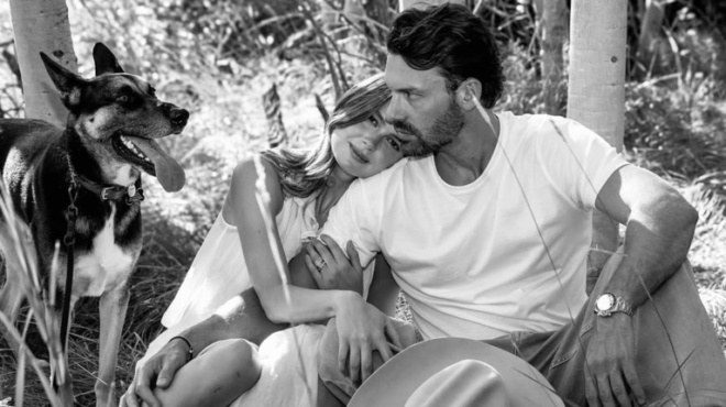 perifanos-pateras-o-kostopoylos-pantrepse-tin-kori-toy-me-amerikano-ependyti-stigmiotypa-apo-ton-gamo-420414