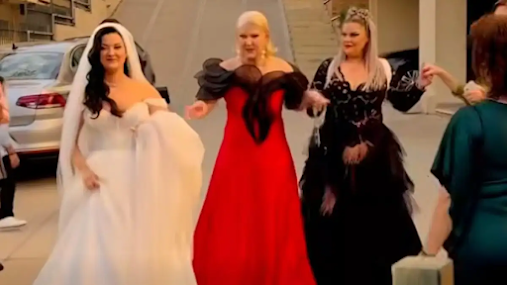 i-chara-verra-pantrepse-tin-kori-tis-kai-vaftise-ton-eggono-tis-vinteo-me-to-paradosiako-glenti-poy-akoloythise-425442