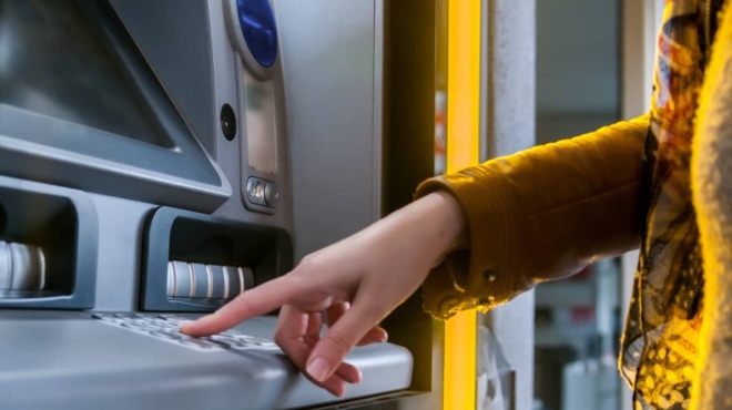 telos-ta-atm-o-neos-tropos-analipsis-chrimaton-tha-exaleipsei-tis-oyres-kai-tis-kartes-420614