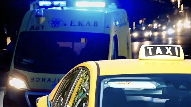 taxitzis-trakare-taxiarcho-kai-anthypastynomo-tis-astynomias-se-motosykleta-kai-toys-egkateleipse-synagermos-gia-ton-entopismo-toy-420748