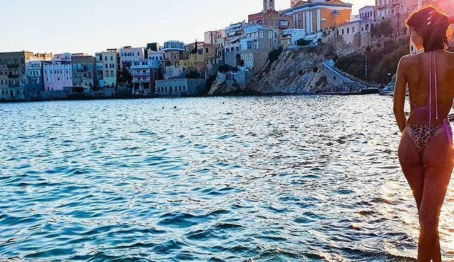 gennise-i-panemorfi-eya-foyska-i-proti-fotografia-agkalia-me-ti-koroyla-tis-420919