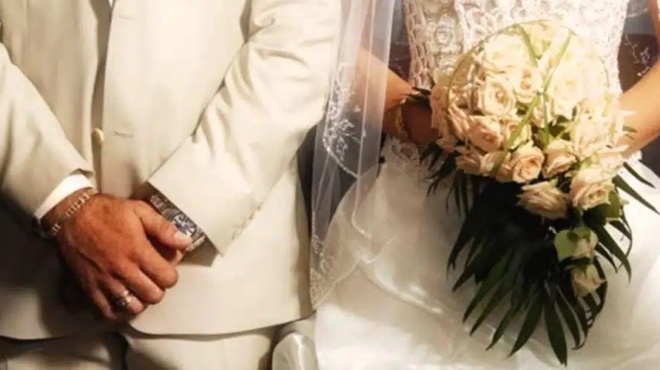 chamos-me-pantremeno-ithopoio-kai-tin-eromeni-dimosiografo-proinadikoy-poy-ton-ekthetei-dimosia-421016