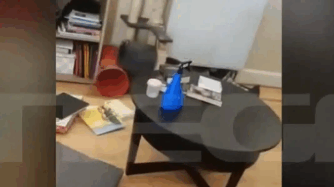 glyka-nera-sygklonistiko-vinteo-apo-ti-stigmi-poy-astynomikoi-ftanoyn-kai-antikrizoyn-nekri-tin-karolain-418149