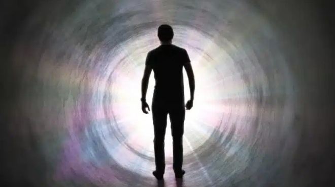 me-poia-seira-chanontai-oi-aisthiseis-otan-plisiazei-o-thanatos-421878