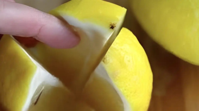 kopste-ena-lemoni-sta-tessera-kai-afiste-to-sto-ypnodomatio-sas-oli-ti-nychta-o-logos-einai-panexypnos-422247