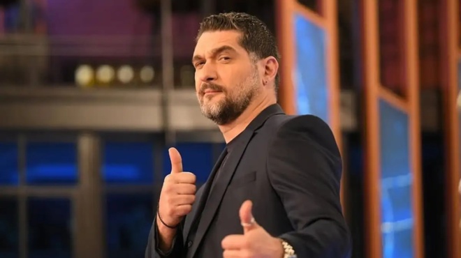 mas-tin-deichnei-1i-fora-o-panos-ioannidis-anevase-foto-tin-syntrofo-toy-kai-mana-toy-paidioy-toy-kai-pire-ta-pio-polla-likes-apo-pote-425982