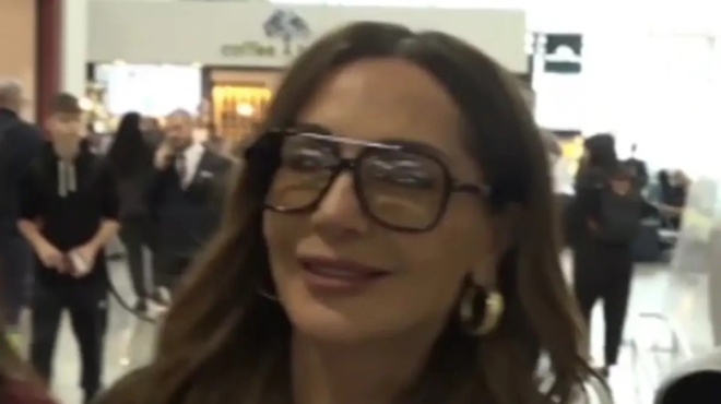 despoina-vandi-i-1i-on-camera-antidrasi-meta-to-peristatiko-me-to-peripoliko-tin-kynigoysan-oi-reporter-mesa-sto-aerodromio-kai-toys-eipe-7-lexeis-424328