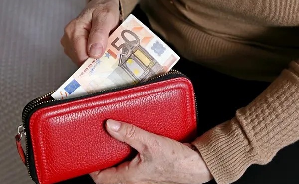 anakoinothike-prin-10-amp-8242-noritera-to-epidoma-ton-250-eyro-kai-i-epistrofi-enoikioy-amp-8211-des-pote-mpainoyn-426007