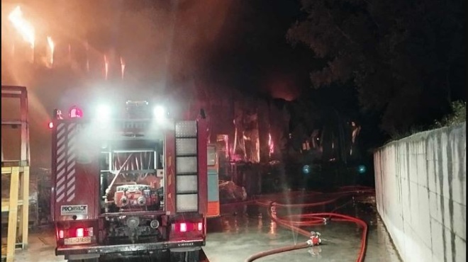 ektakto-fotia-tora-kaigetai-pasignosti-epicheirisi-me-katepsygmena-minyma-toy-112-amp-8211-kleiste-portes-kai-parathyra-amp-8211-synagermos-se-pyrosvestiki-kai-asthenofora-toy-ekav-421965