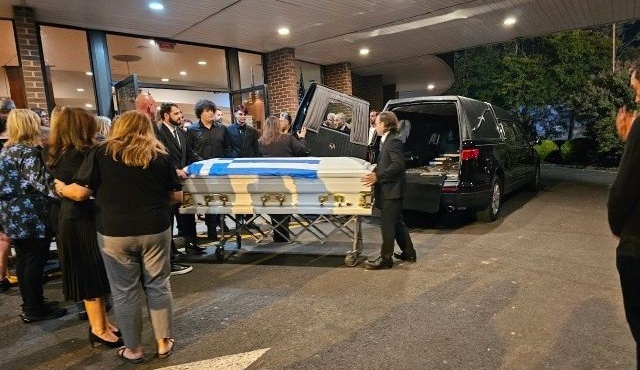 maria-nioti-aneipotos-thrinos-stin-kideia-me-tin-galanoleyki-tyligmeno-to-feretro-tis-17chronis-418250