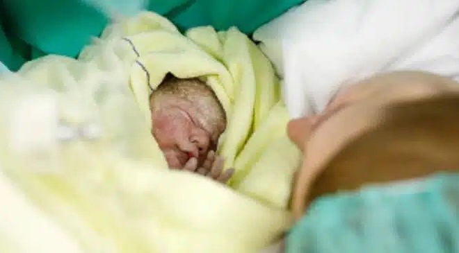 18chroni-egkyos-gennise-meta-apo-4-ores-toketoy-molis-oi-giatroi-eidan-to-stoma-toy-moroy-epathan-sok-419621