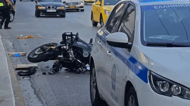 prin-apo-ligo-alli-mia-mana-sta-mayra-nekros-se-trochaio-enas-23chronos-425869