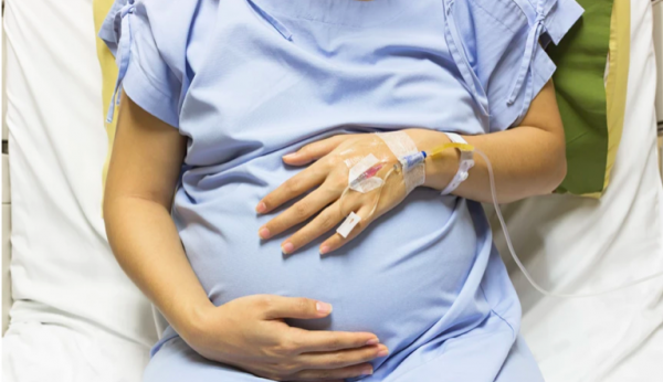 26chroni-egkyos-pige-sto-nosokomeio-oyrliazontas-apo-ton-pono-otan-tis-ekopsan-to-panteloni-emeinan-anaydoi-417777