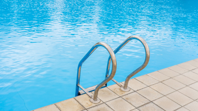 ochi-thee-moy-amp-8230-nekro-to-3chrono-koritsaki-poy-eiche-pesei-stin-pisina-amp-8211-klaiei-oli-i-ellada-xana-425985