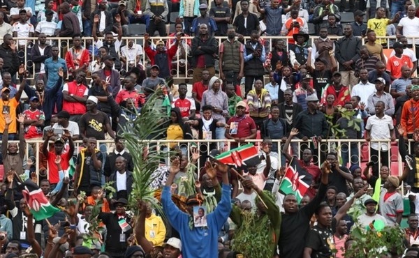 i-kideia-metatrapike-se-makeleio-4-nekroi-kai-10ades-traymaties-thrinos-sti-chora-422267