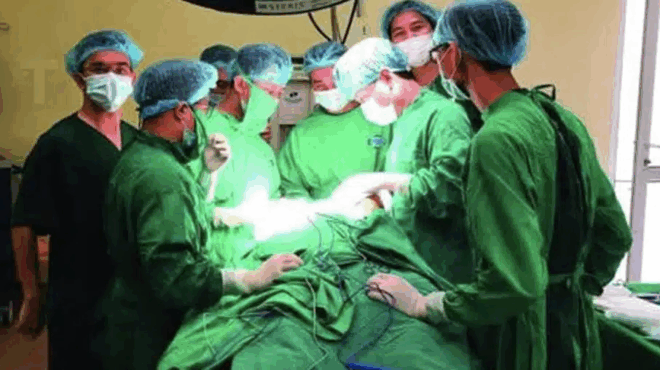 andras-den-epine-alkool-alla-pethane-apo-ipatiki-aneparkeia-anastenaxe-o-giatros-i-katanalosi-ayton-ton-4-fagiton-kathimerina-tha-katastrepsei-akomi-kai-ena-siderenio-sykoti-424698