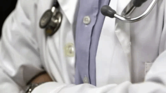 pasignostos-plastikos-cheiroyrgos-xylokopise-mia-43chroni-sti-mesi-tis-leoforoy-syggroy-tis-xerizose-ta-mallia-421238