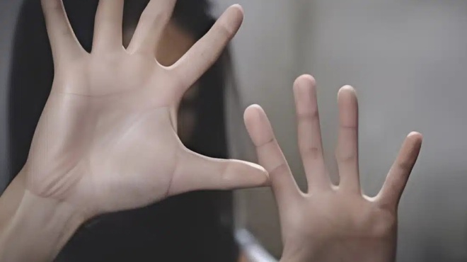 argyroypoli-nearos-epitethike-se-59chroni-gia-na-ti-viasei-tis-eskise-ti-mployza-kai-katevase-to-panteloni-toy-418733