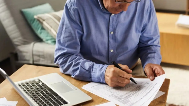 syntaxi-oi-6-katigories-poy-feygoyn-eos-kai-7-chronia-noritera-poioi-kerdizoyn-ola-ta-nea-oria-kai-oi-proypotheseis-420569