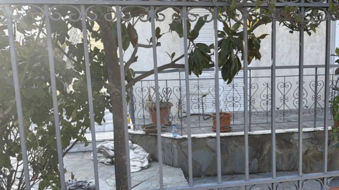 idioktitis-spitioy-xylokopise-oli-tin-oikogeneia-stin-anoixi-giati-chrostoysan-noikia-espase-to-podi-74chronis-417363