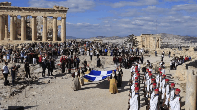 san-simera-81-chronia-apo-tin-apeleytherosi-tis-athinas-i-eparsi-tis-simaias-stin-akropoli-kai-to-minyma-toy-dendia-420590